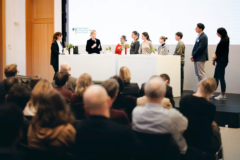 Karin Prien steht am Rednerpult