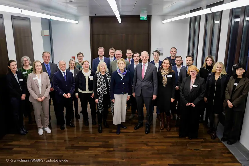 Karin Prien und Michael Brand mit den Leuten der Kommission