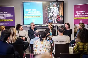 Podiumsdiskussion zur Kampagne. Karin Prien spricht ins Mikrofon, während weitere Podiumsgäste und das Publikum im Raum zuhören.