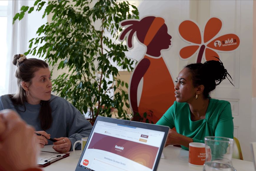 Zwei Frauen in einer Beratungssituation bei SAIDA