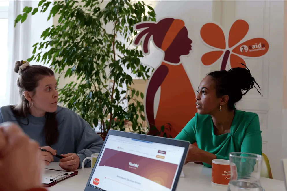 Zwei Frauen in einer Beratungssituation bei SAIDA
