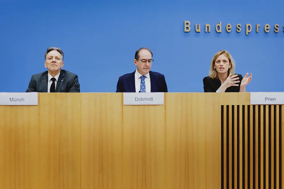 Karin Prien, Alexander Dobrindt und Holger Münch bei der Bundespressekonferenz