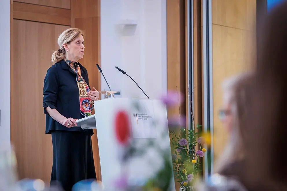 Karin Prien spricht vor Publikum beim Frauentags-Vernetzungstreffen 