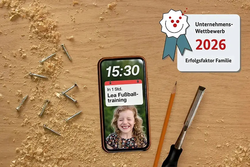 Schreibtisch mit Handy und Werzeug