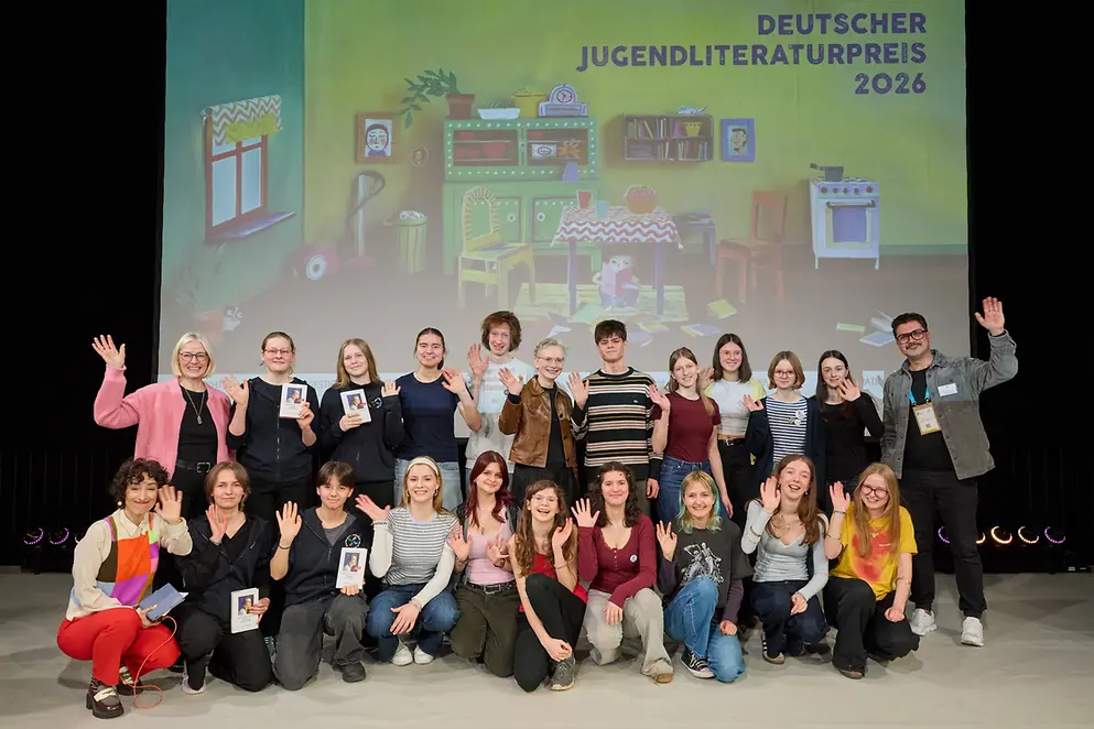 Gruppenbild auf der Bühne bei der Bekanntgabe des Deutschen Jugendliteraturpreises 2026