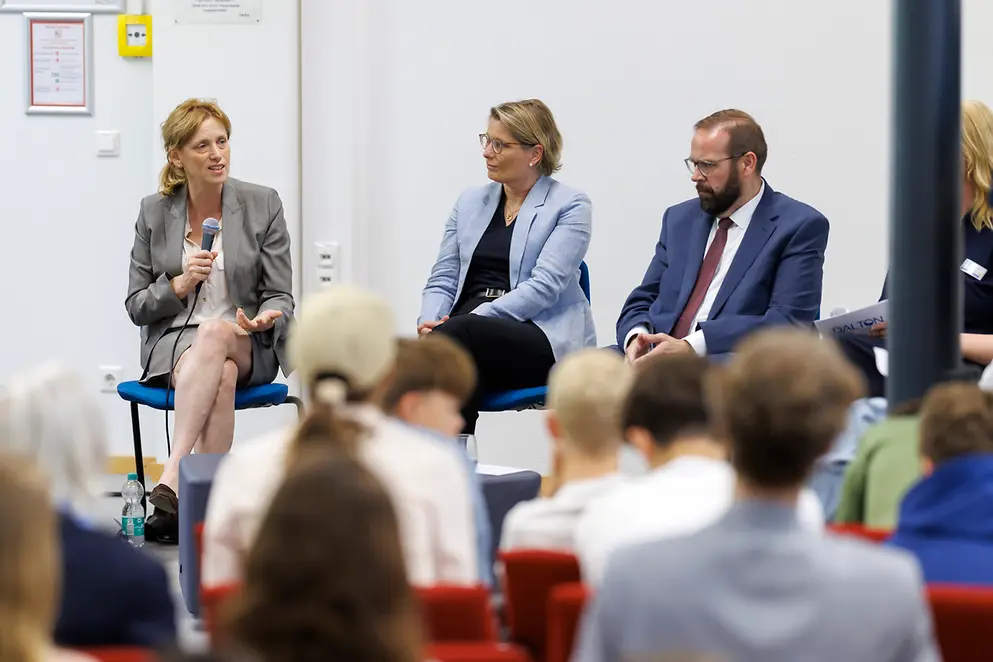 Karin Prien, Stefanie Hubig und Gordon Hoffmann vor einer Gruppe von Schülern