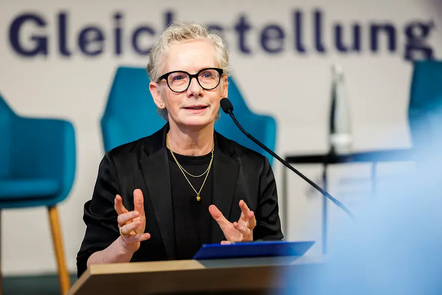Dr. Petra Bahr vor einem hellen Hintergrund