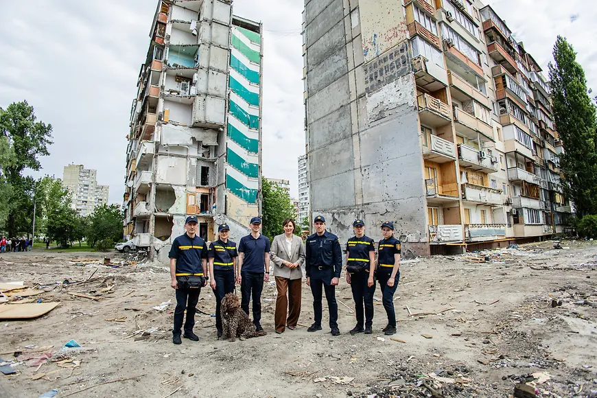 Mareike Lotte Wulf mit anderen Menschen in Uniform vor einer Ruine