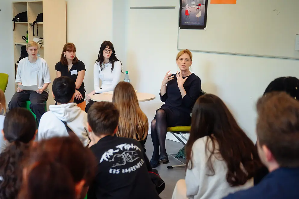 Karin Prien mit einer Gruppe Schülerinnen und Schüler