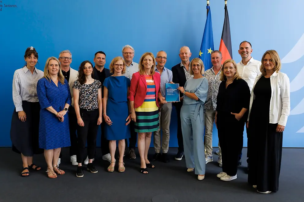 Gruppenfoto von Karin Prien mit den Mitgliedern der Expertenkommission