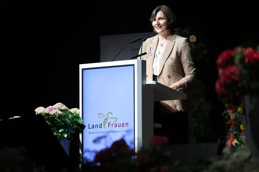 Mareike Wulf steht am Rednerpult