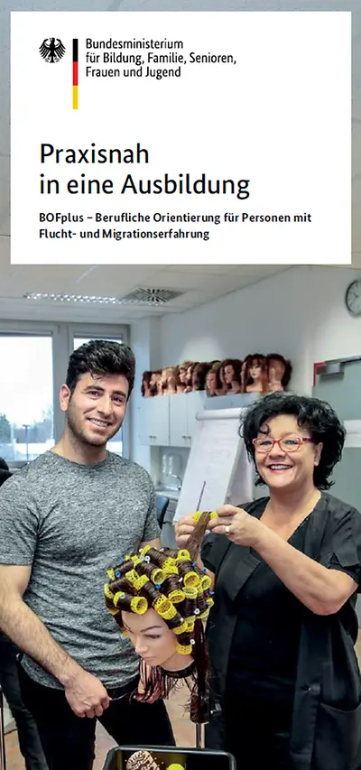 Titelseite des Flyers "Praxisnah in eine Ausbildung"