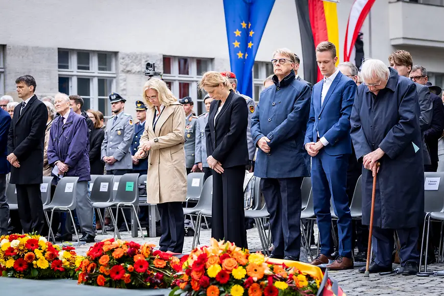 Karin Prien mit Gruppe von Menschen 
