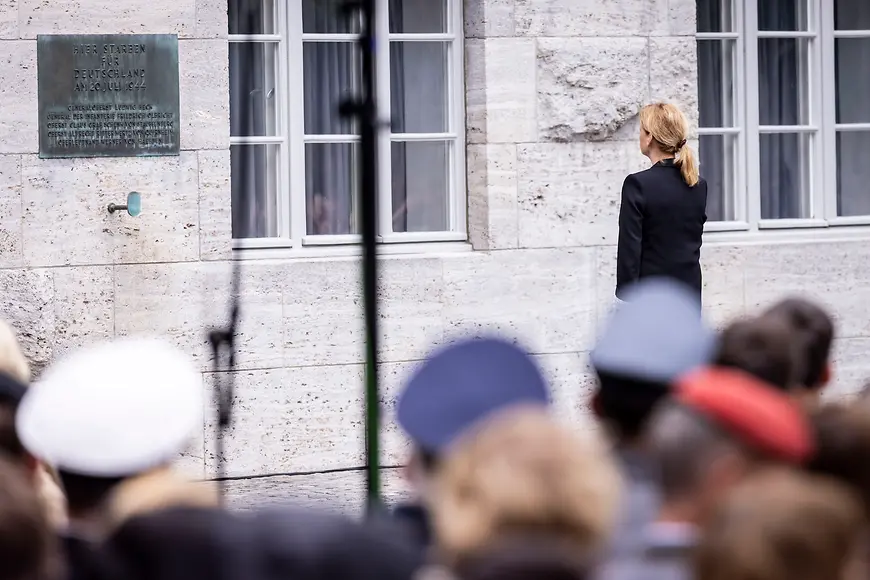 Karin Prien vor Ehrenmal im Berliner Bendlerblock
