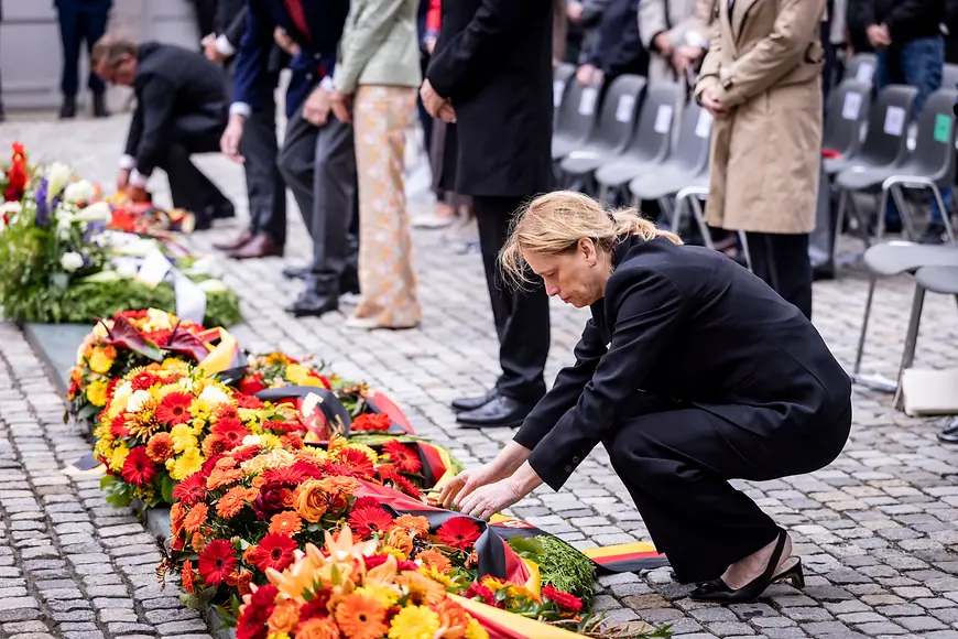 Karin Prien bei Kranzniederlegung