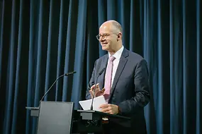 Michael Brand steht vor einem Rednerpult 