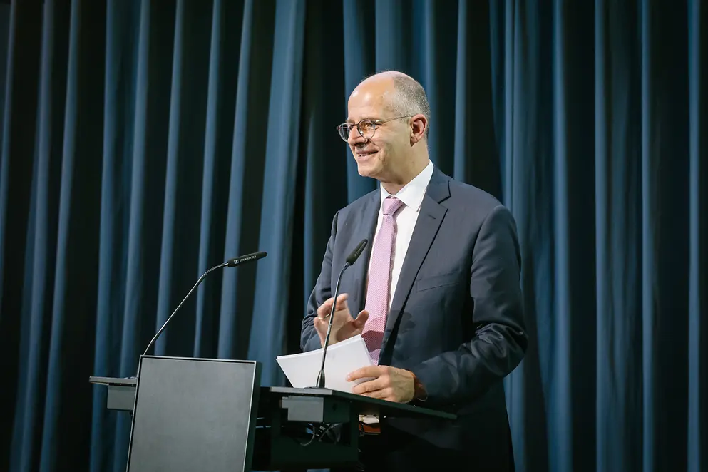 Michael Brand steht vor einem Rednerpult 