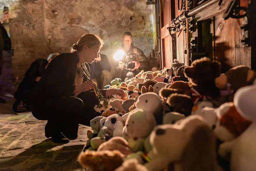 Karin Prien legt einen Teddybären nieder
