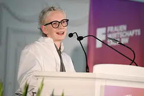 Petra Bahr hält eine Rede