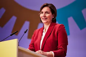 Mareike Lotte Wulf hält eine Rede