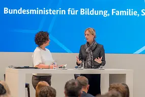 Karin Prien an einem Rednerpult vor Menschen