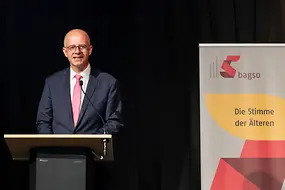 Michael Brand hält eine Rede