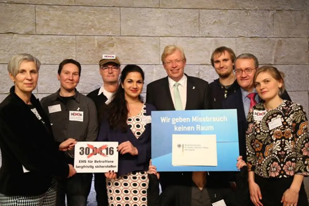 Dr. Ralf Kleindiek mit Betroffenen auf dem Jahresempfang