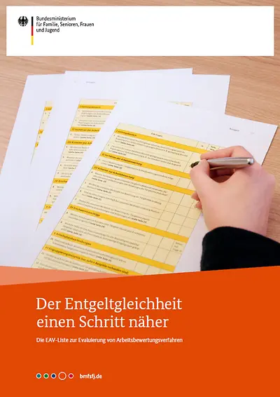 Titelseite der Broschüre "Der Entgeltgleichheit einen Schritt näher"